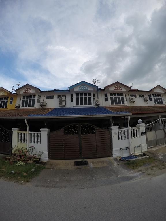 Little Blue House Kemaman Guesthouse Chukai Buitenkant foto